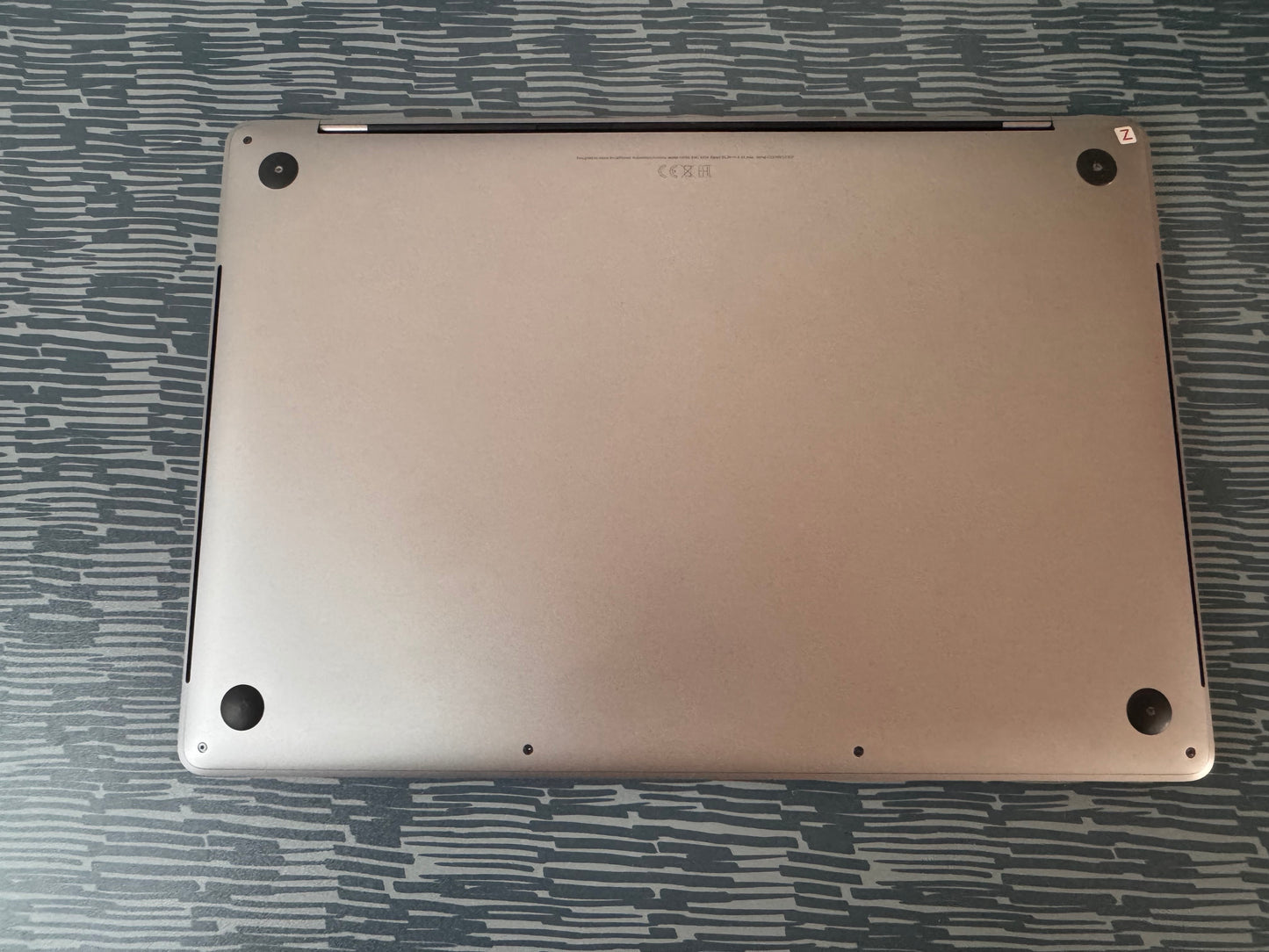 MacBook Pro (2019) [15,4", Retina, Touch Bar, Intel Core i7 2,6GHz, 16GB RAM, 256GB SSD, Intel UHD Graphics 630, AMD Radeon Pro 555X, Mac OS X] grigio