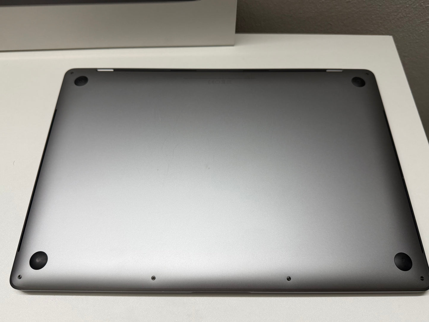 MacBook Pro (2016) [15,4", Touch Bar, Intel Core i7 2,6GHz, 16GB RAM, 512GB SSD, AMD Radeon Pro, macOS] Grigio