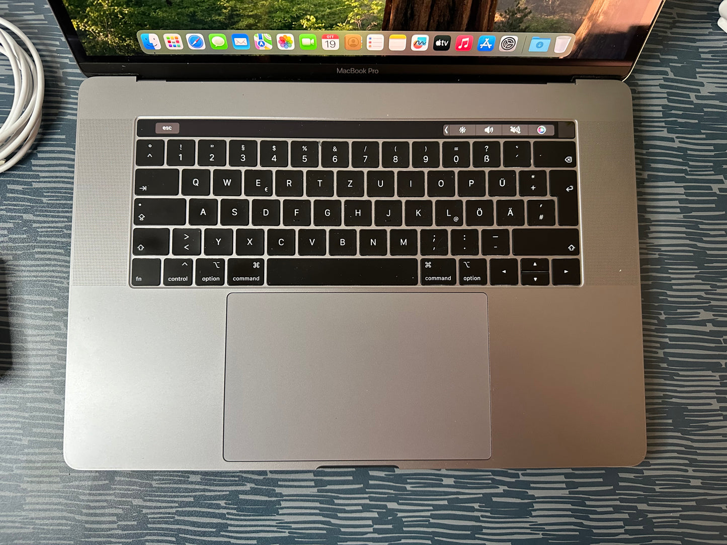 MacBook Pro (2019) [15,4", Touch Bar, Intel Core i7 2,6GHz, 16GB RAM, 256GB SSD, Intel UHD Graphics 630, AMD Radeon Pro 555X, macOS] grigio