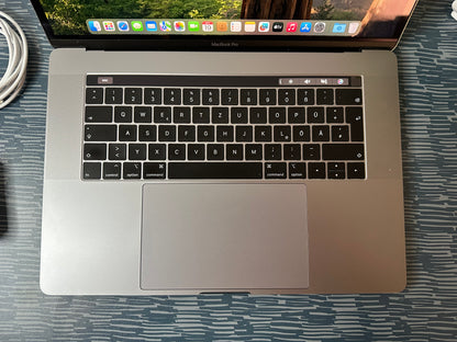 MacBook Pro (2019) [15,4", Touch Bar, Intel Core i7 2,6GHz, 16GB RAM, 256GB SSD, Intel UHD Graphics 630, AMD Radeon Pro 555X, macOS] grigio