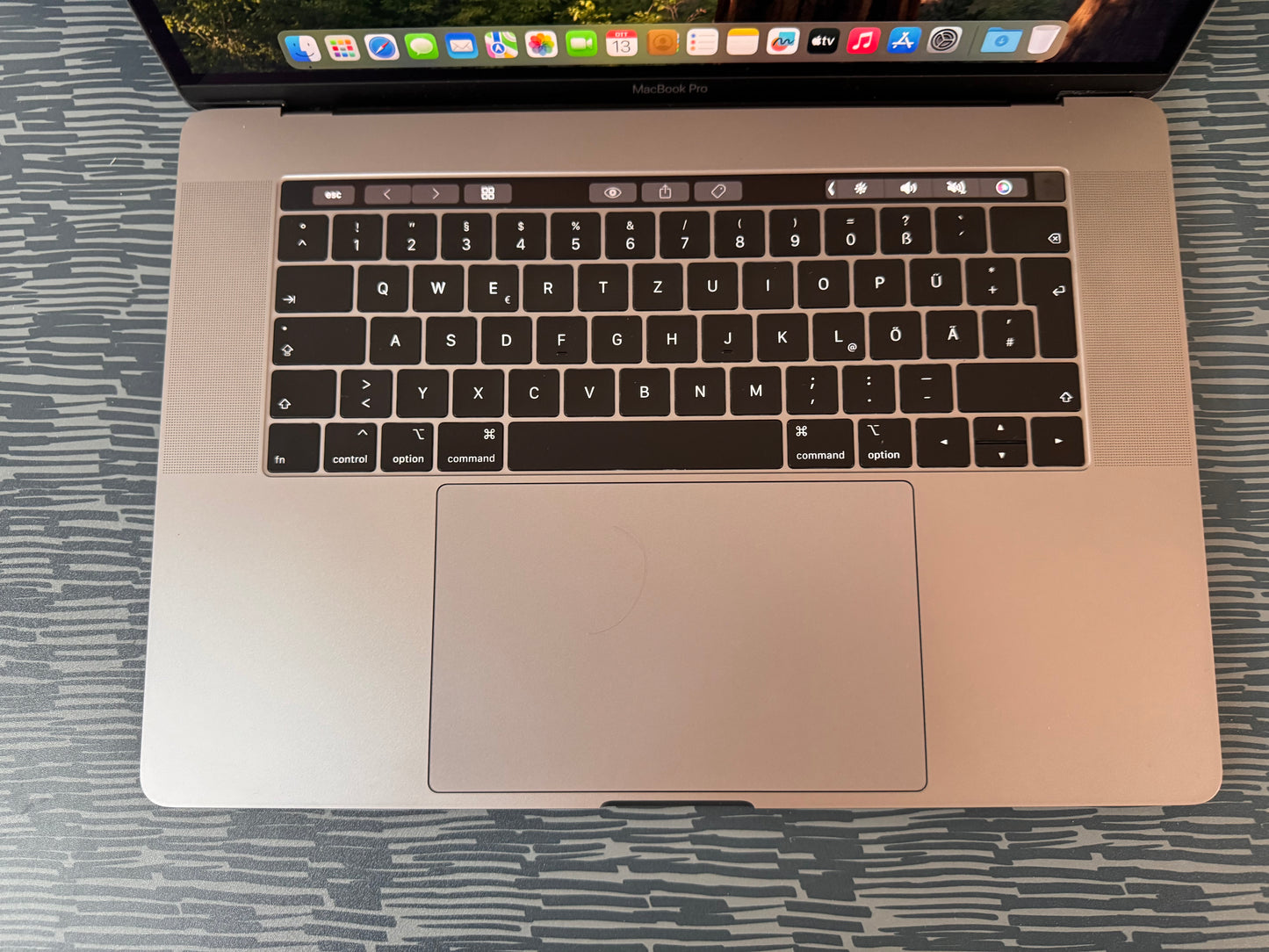 MacBook Pro (2019) [15,4", Retina, Touch Bar, Intel Core i7 2,6GHz, 16GB RAM, 256GB SSD, Intel UHD Graphics 630, AMD Radeon Pro 555X, Mac OS X] grigio
