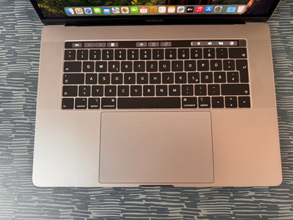 MacBook Pro (2019) [15,4", Retina, Touch Bar, Intel Core i7 2,6GHz, 16GB RAM, 256GB SSD, Intel UHD Graphics 630, AMD Radeon Pro 555X, Mac OS X] grigio