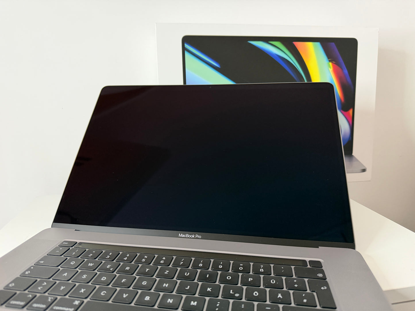 MacBook Pro (2019) [16", Touch Bar, Intel Core i7 2,6GHz, 16GB RAM, 512GB SSD, Intel UHD Graphics 630 + AMD Radeon Pro 5300M, Mac OS] grigio