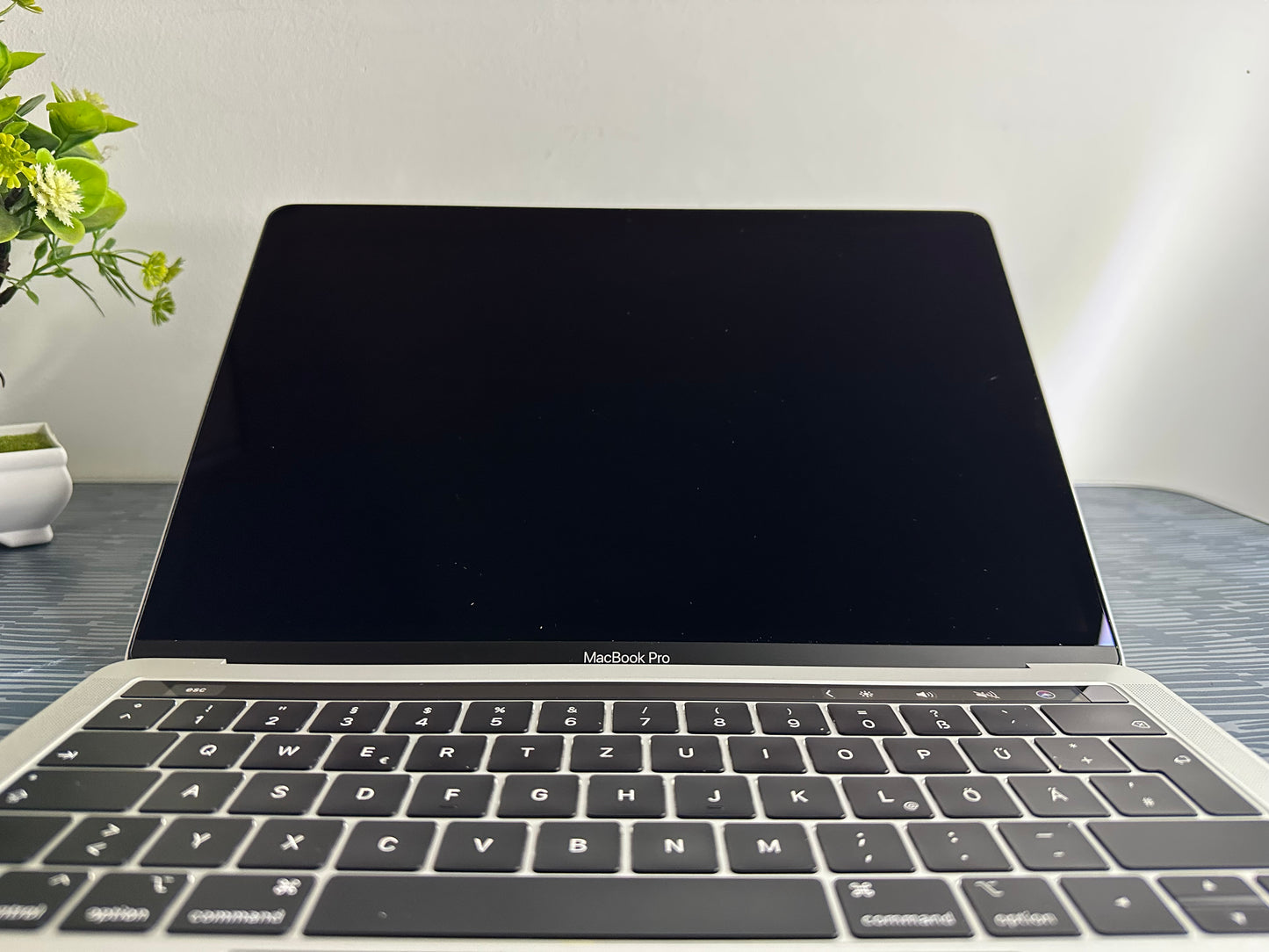 MacBook Pro (2018) [13,3", Touch Bar, Intel Core i5 2,3GHz, 8GB RAM, 256GB SSD, Intel Iris Plus Graphics 655, macOS] Grigio