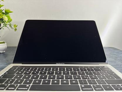 MacBook Pro (2018) [13,3", Touch Bar, Intel Core i5 2,3GHz, 8GB RAM, 256GB SSD, Intel Iris Plus Graphics 655, macOS] Grigio