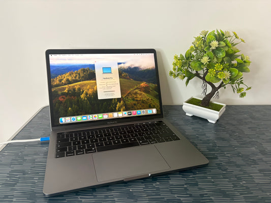 MacBook Pro (Mid 2018) [13,3", Touch Bar, Intel Core i5 2,3GHz, 8GB RAM, 256GB SSD, Intel Iris Plus Graphics 655, macOS] Grigio