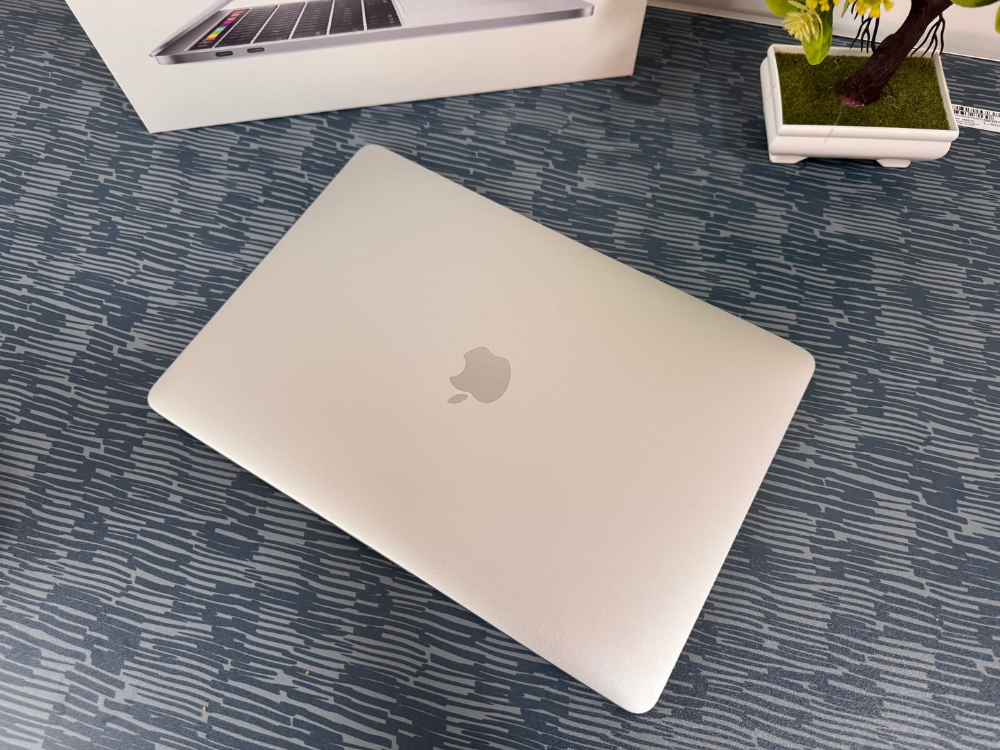 MacBook Pro (2019) [13,3", Touch Bar, Intel Core i5 2,4GHz, 16GB RAM, 512GB SSD, Intel Iris Plus Graphics 655, Mac OS X] argento
