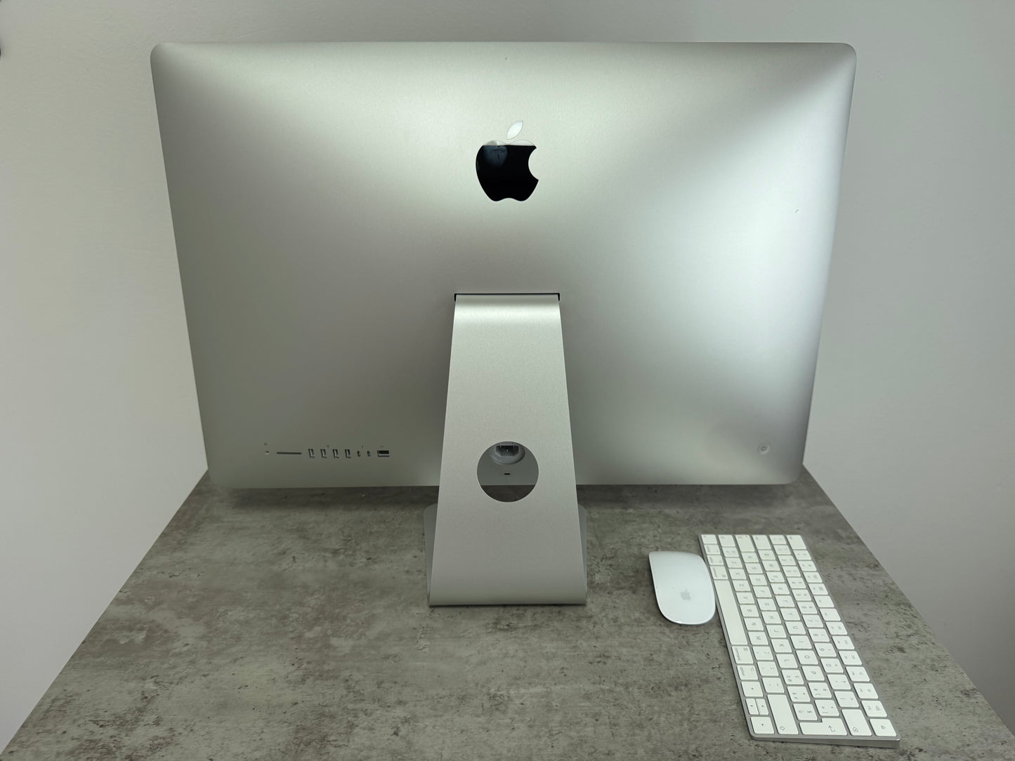 iMac (2020) [27", 5K Retina, Intel Core i5 3.3GHz, 16GB RAM, 512GB SSD, AMD Radeon PR0 5300 4GB, macOS] argento