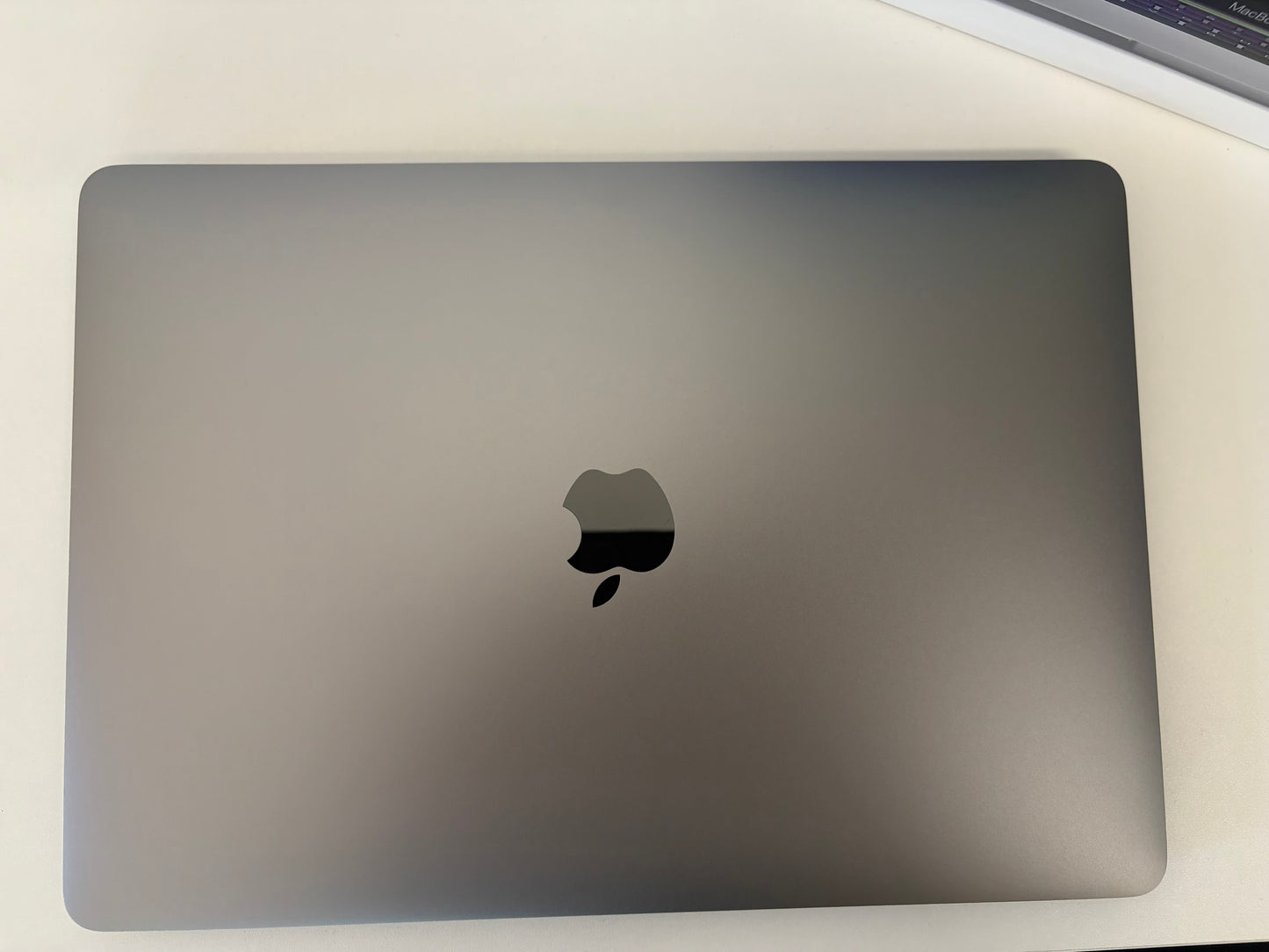 MacBook Pro (Mid 2022) [13,3", Liquid Retina, Touch Bar, Apple M2 8-Core 3,2GHz, 8GB RAM, 256GB SSD, Apple 10-Core, macOS] Grigio