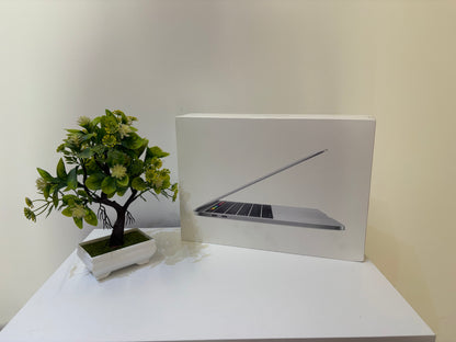 MacBook Pro (2019) [13,3", Touch Bar, Intel Core i5 2,4GHz, 16GB RAM, 256GB SSD, Intel Iris Plus Graphics 655, Mac OS X] argento