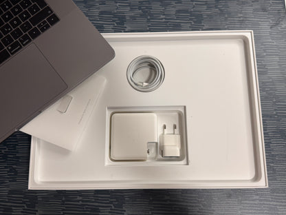 MacBook Pro (Mid 2018) [15,4", Touch Bar, Intel Core i7 2,2GHz, 16GB RAM, 512GB SSD, AMD Radeon Pro 555X, macOS] grigio