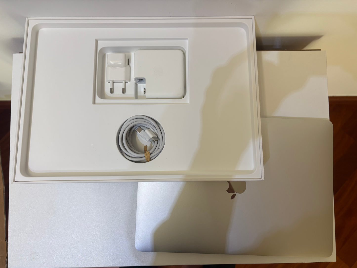 MacBook Pro (2019) [13,3", Touch Bar, Intel Core i5 2,4GHz, 16GB RAM, 256GB SSD, Intel Iris Plus Graphics 655, Mac OS X] argento