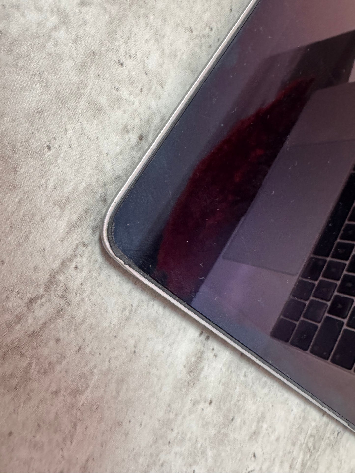 MacBook Pro (Mid 2018) [15,4", Touch Bar, Intel Core i7 2,2GHz, 16GB RAM, 256GB SSD, AMD Radeon Pro 555X, macOS] grigio