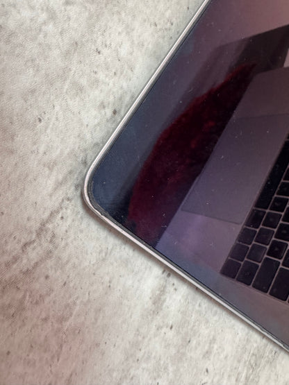 MacBook Pro (Mid 2018) [15,4", Touch Bar, Intel Core i7 2,2GHz, 16GB RAM, 256GB SSD, AMD Radeon Pro 555X, macOS] grigio