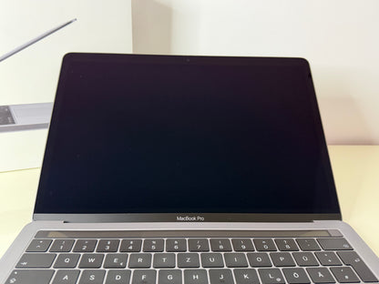 MacBook Pro (2018) [13,3", Touch Bar, Intel Core i7 2,7GHz, 16GB RAM, 512GB SSD, Intel Iris Graphics 655, macOS] Grigio