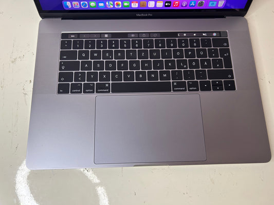 MacBook Pro (2016) [15,4", Touch Bar, Intel Core i7 2,7GHz, 16GB RAM, 1TB SSD, AMD Radeon Pro, macOS] Grigio