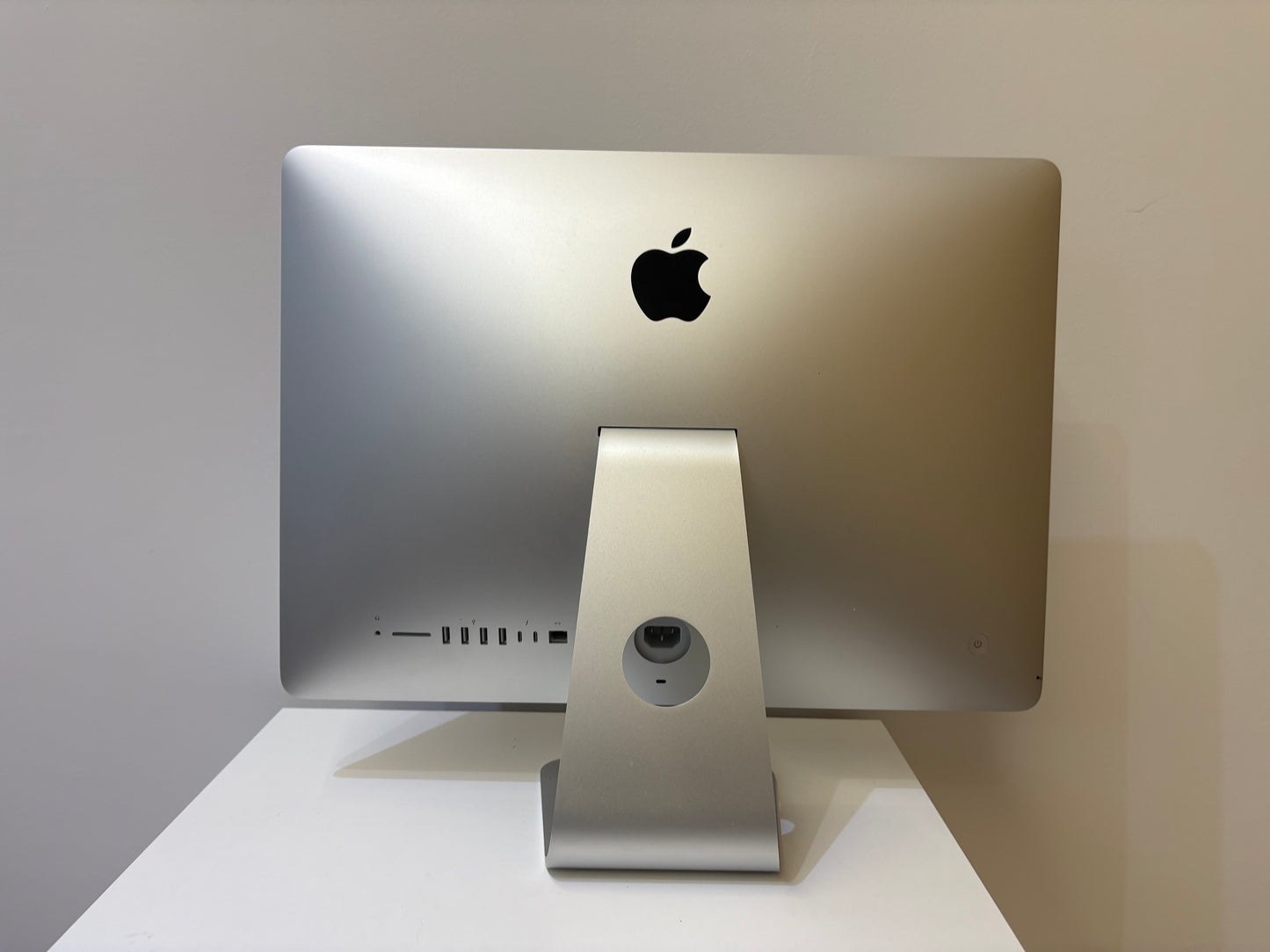 iMac (2019) [21,5", 4K, Retina, Intel Core i5 3,0GHz, 16GB RAM, 256 GB, AMD Radeon Pro 560X, macOS] argento