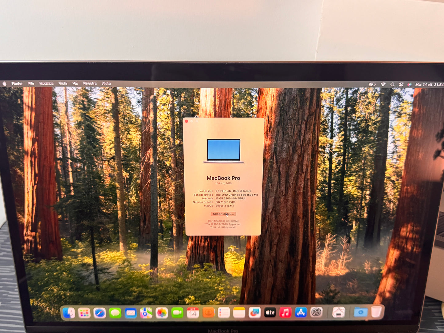 MacBook Pro (2019) [15,4", Retina, Touch Bar, Intel Core i7 2,6GHz, 16GB RAM, 256GB SSD, Intel UHD Graphics 630, AMD Radeon Pro 555X, Mac OS X] grigio