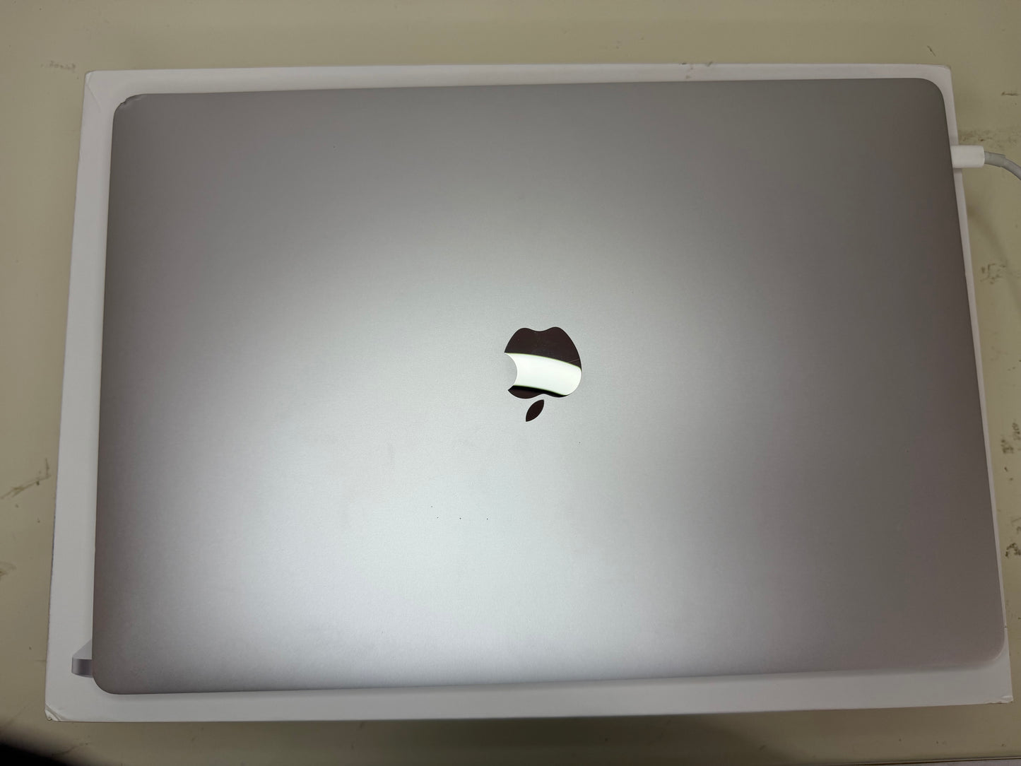 MacBook Pro (2019) [16", Touch Bar, Intel Core i7 2,6GHz, 16GB RAM, 512GB SSD, Intel UHD Graphics 630 + AMD Radeon Pro 5300M, Mac OS] argento