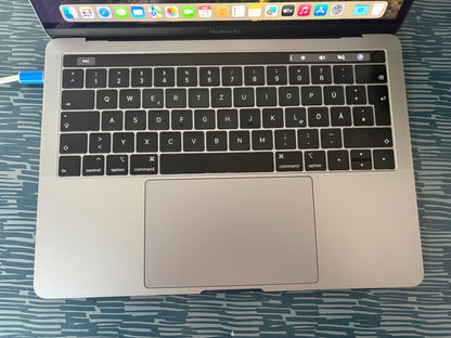 MacBook Pro (Mid 2018) [13,3", Touch Bar, Intel Core i5 2,3GHz, 8GB RAM, 256GB SSD, Intel Iris Plus Graphics 655, macOS] Grigio