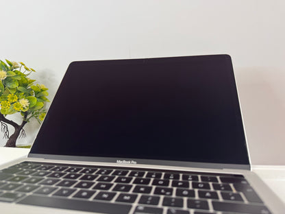 MacBook Pro (2019) [13,3", Touch Bar, Intel Core i5 2,4GHz, 16GB RAM, 512GB SSD, Intel Iris Plus Graphics 655, Mac OS X] argento