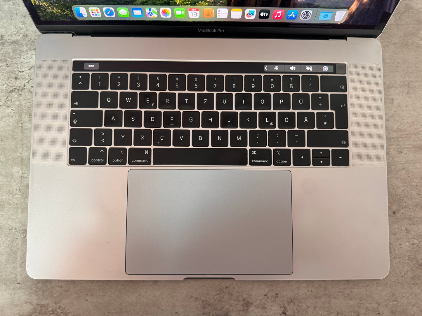 MacBook Pro (Mid 2018) [15,4", Touch Bar, Intel Core i7 2,2GHz, 16GB RAM, 256GB SSD, AMD Radeon Pro 555X, macOS] grigio