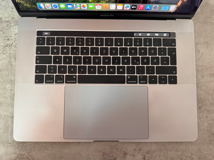 MacBook Pro (Mid 2018) [15,4", Touch Bar, Intel Core i7 2,2GHz, 16GB RAM, 256GB SSD, AMD Radeon Pro 555X, macOS] grigio