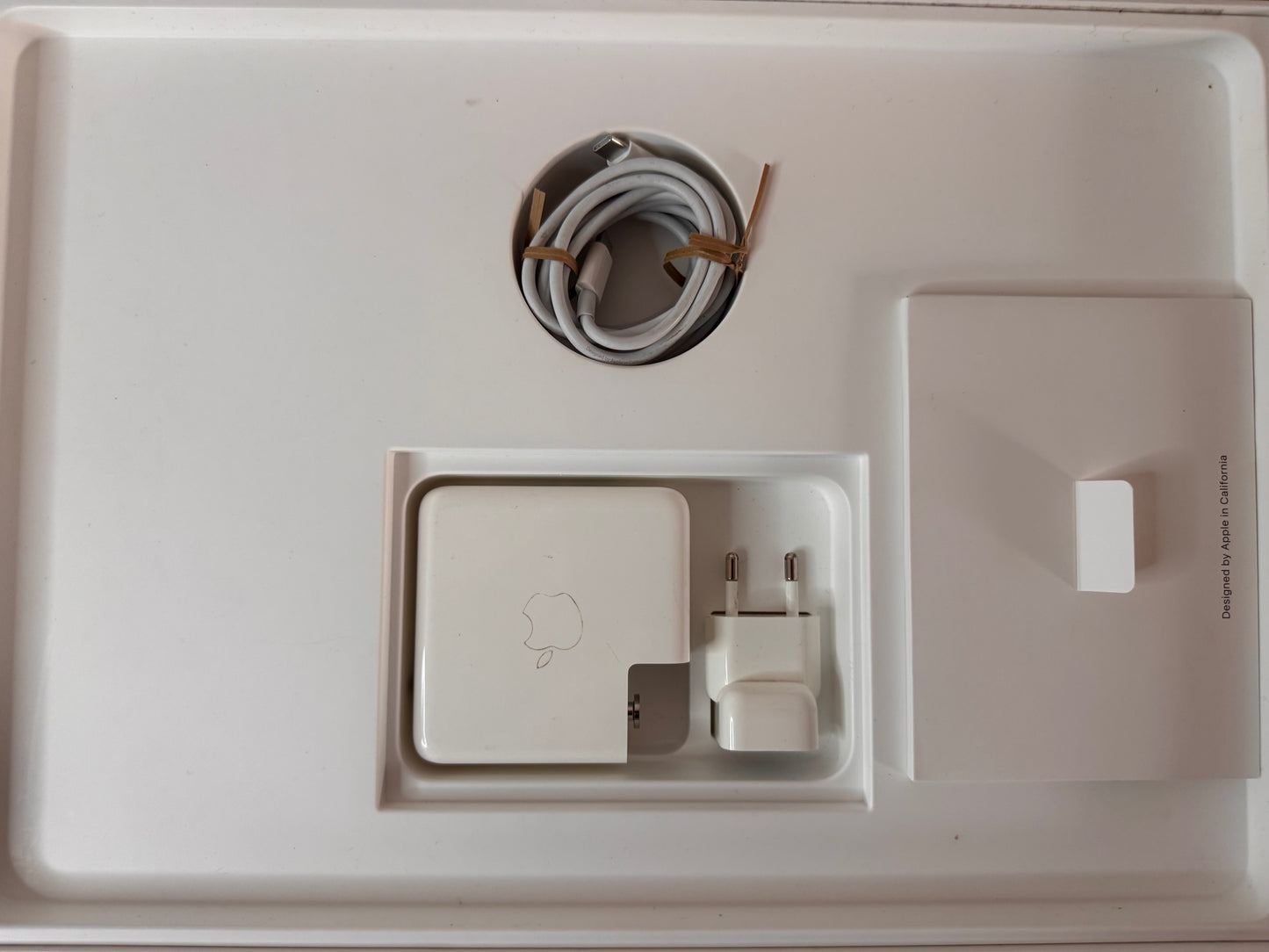 MacBook Pro (2019) [15,4", Retina, Touch Bar, Intel Core i7 2,6GHz, 16GB RAM, 256GB SSD, Intel UHD Graphics 630, AMD Radeon Pro 555X, Mac OS X] grigio