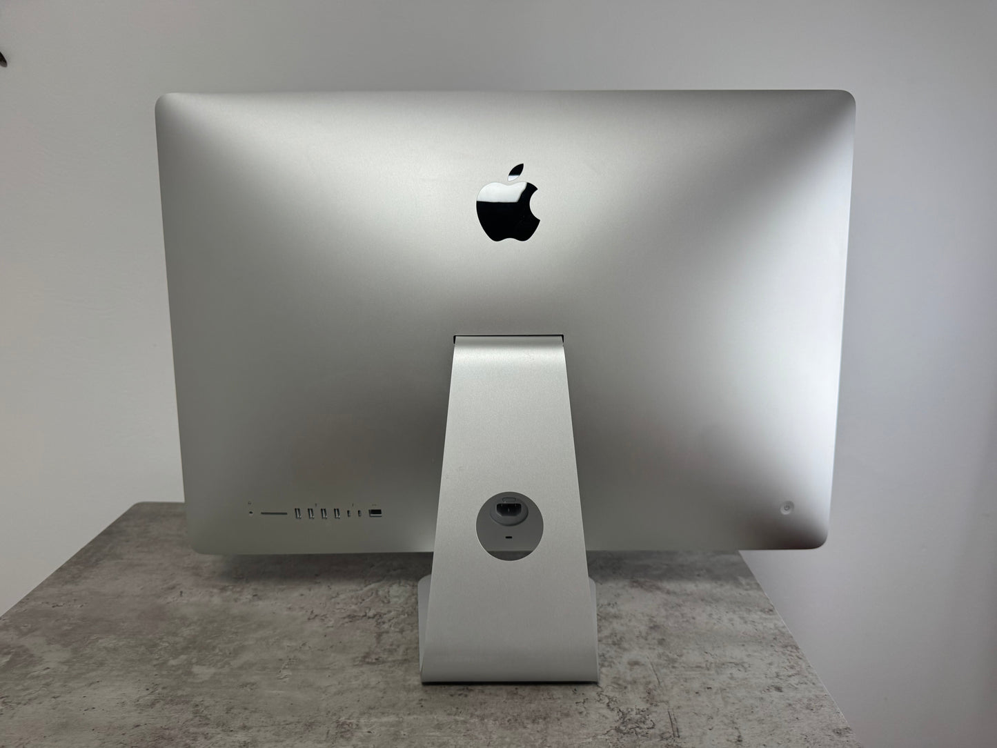 iMac (2017) [27", 5K Retina, Intel Core i5 3.8GHz, 64GB RAM, 2TB SSD, AMD Radeon PR0 580 8GB, macOS] argento