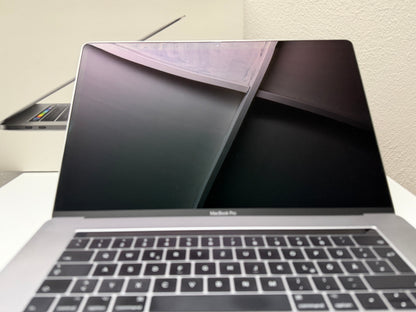 MacBook Pro (2016) [15,4", Touch Bar, Intel Core i7 2,6GHz, 16GB RAM, 512GB SSD, AMD Radeon Pro, macOS] Grigio
