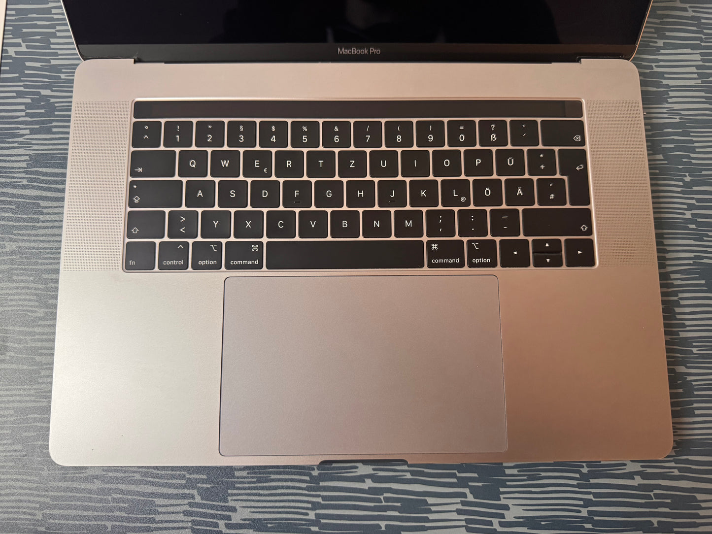 MacBook Pro (2019) [15,4", Retina, Touch Bar, Intel Core i7 2,6GHz, 16GB RAM, 256GB SSD, Intel UHD Graphics 630, AMD Radeon Pro 555X, Mac OS X] grigio