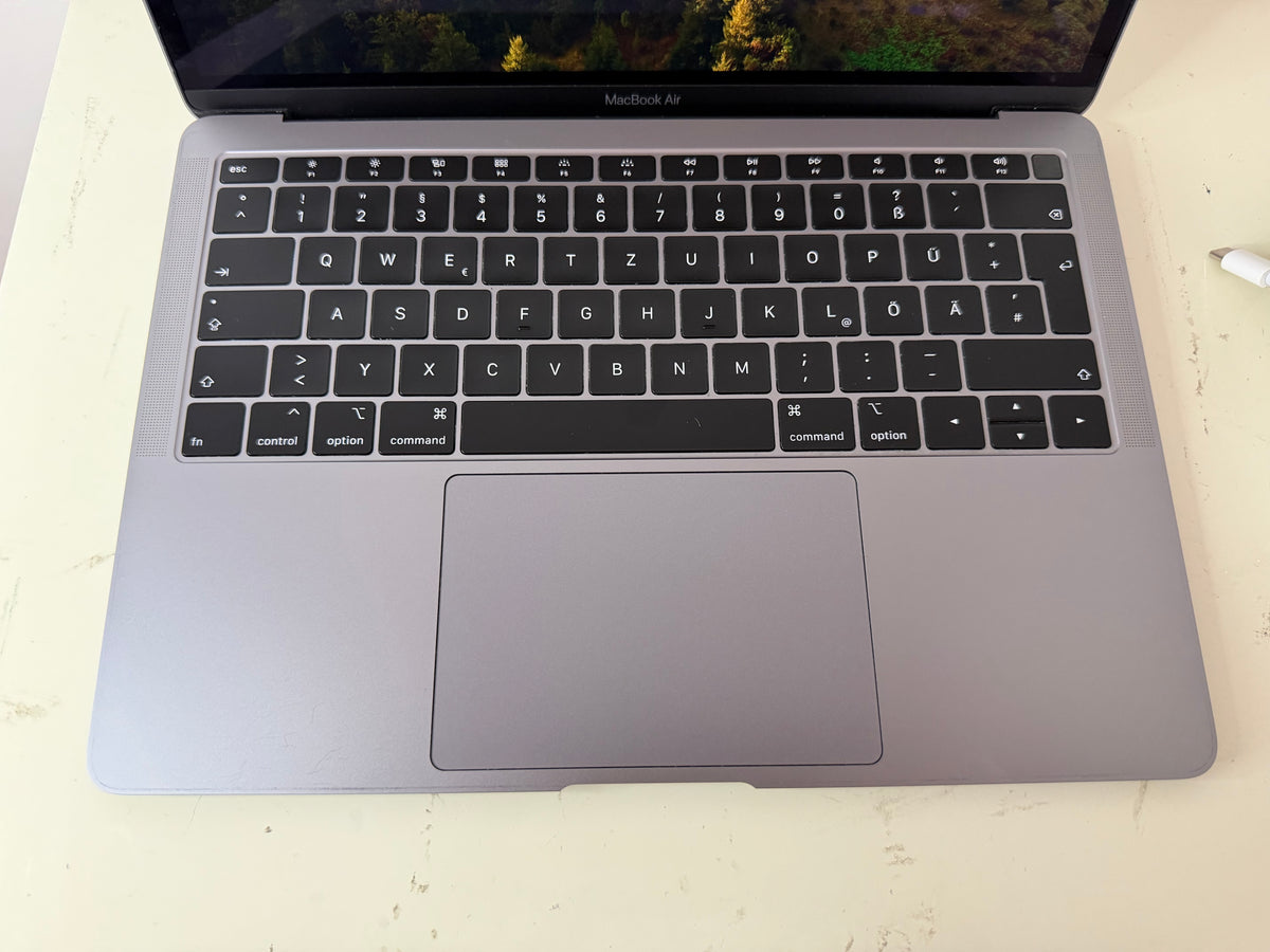 MacBook Air (2019) [13,3", Retina, Intel Core i5 1,6GHz, 8GB RAM, 128GB SSD, Intel UHD Graphics 617, macOS] Grigio