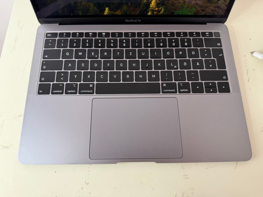 MacBook Air (2019) [13,3", Retina, Intel Core i5 1,6GHz, 8GB RAM, 128GB SSD, Intel UHD Graphics 617, macOS] Grigio