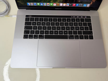 MacBook Pro (2019) [15,4", Intel Core i9 2,4GHz, 32GB RAM, 1TB SSD, Radeon Pro Vega 20, macOS] argento