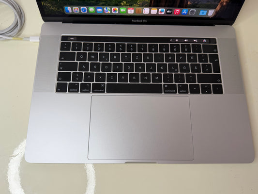 MacBook Pro (2019) [15,4", Intel Core i9 2,4GHz, 32GB RAM, 1TB SSD, Radeon Pro Vega 20, macOS] argento