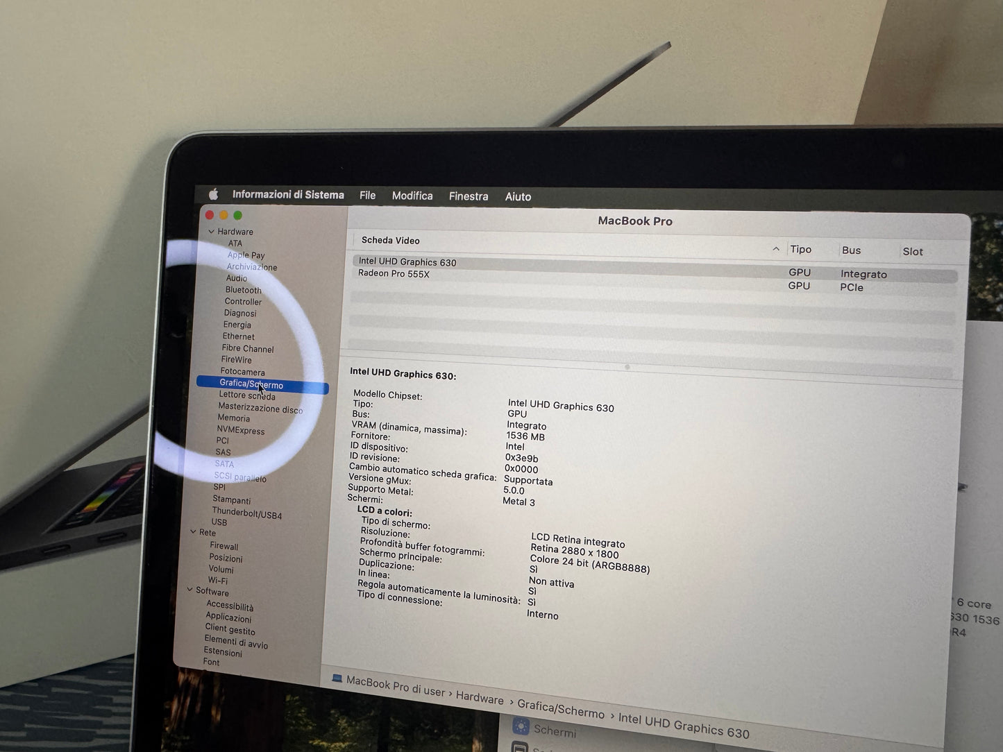 MacBook Pro (2019) [15,4", Retina, Touch Bar, Intel Core i7 2,6GHz, 16GB RAM, 256GB SSD, Intel UHD Graphics 630, AMD Radeon Pro 555X, Mac OS X] grigio