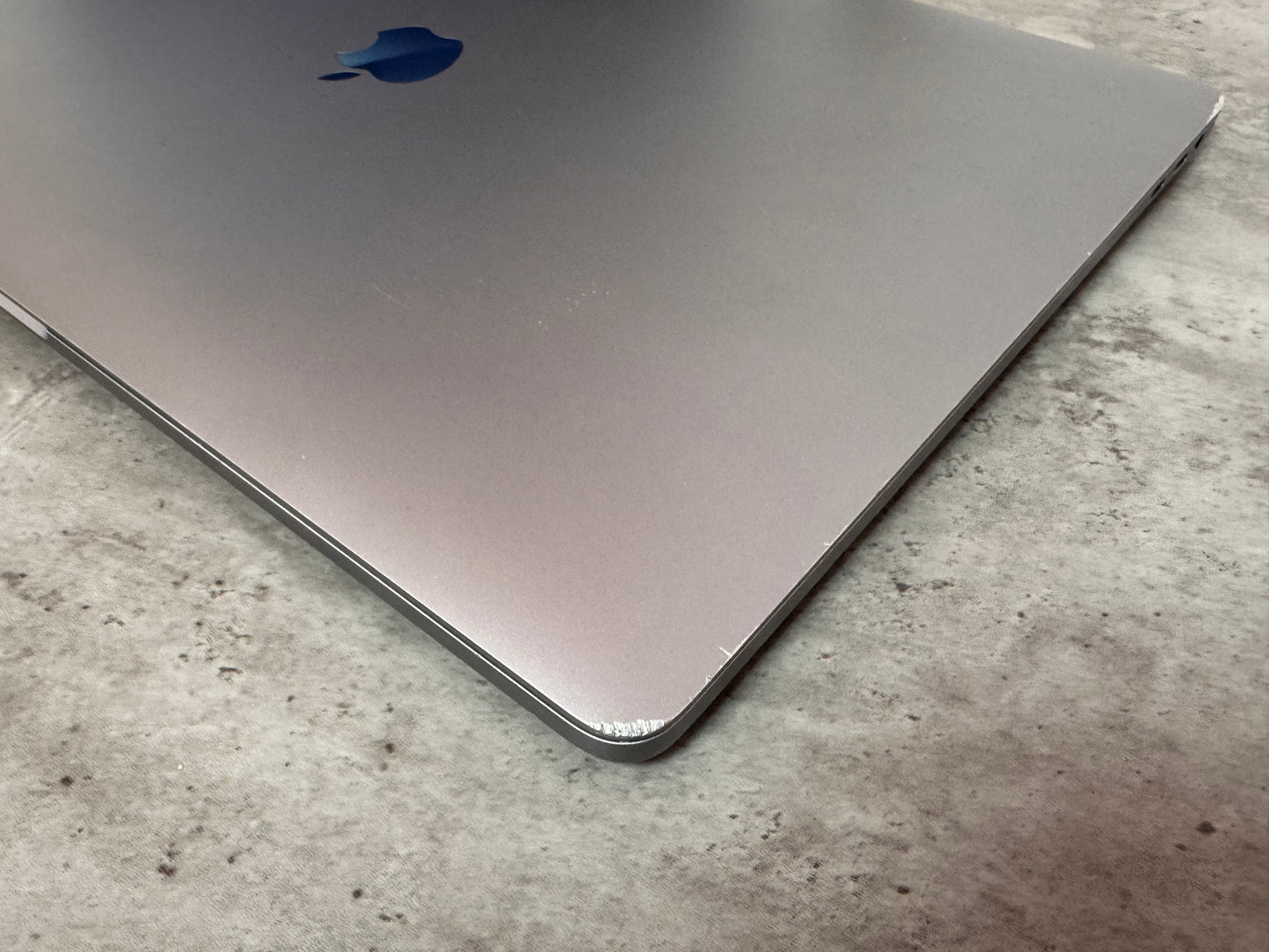 MacBook Pro (Mid 2018) [15,4", Touch Bar, Intel Core i7 2,2GHz, 16GB RAM, 256GB SSD, AMD Radeon Pro 555X, macOS] grigio