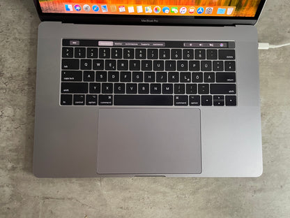 MacBook Pro (2017) [15,4", Touch Bar, Intel Core i7 2,8GHz, 16GB RAM, 256GB SSD, Intel HD Graphics 630 + AMD Radeon Pro 555, macOS] grigio