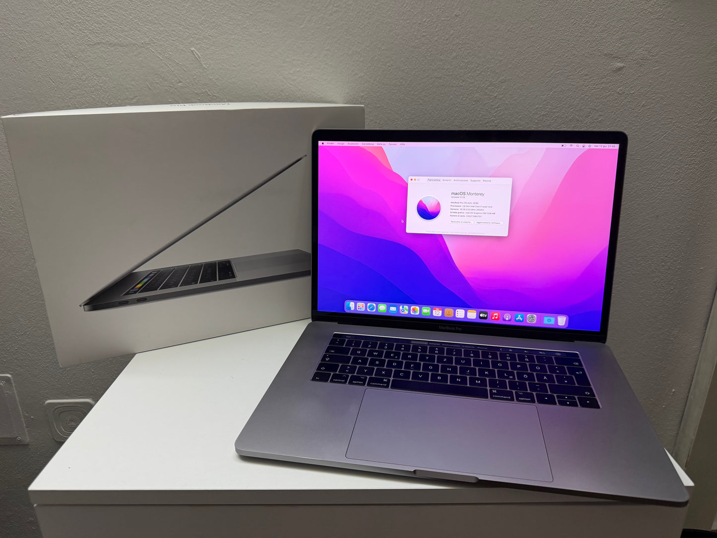 MacBook Pro (2016) [15,4", Touch Bar, Intel Core i7 2,6GHz, 16GB RAM, 512GB SSD, AMD Radeon Pro, macOS] Grigio