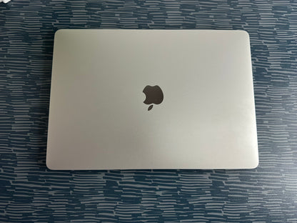 MacBook Pro (2018) [13,3", Touch Bar, Intel Core i5 2,3GHz, 8GB RAM, 256GB SSD, Intel Iris Plus Graphics 655, macOS] Grigio