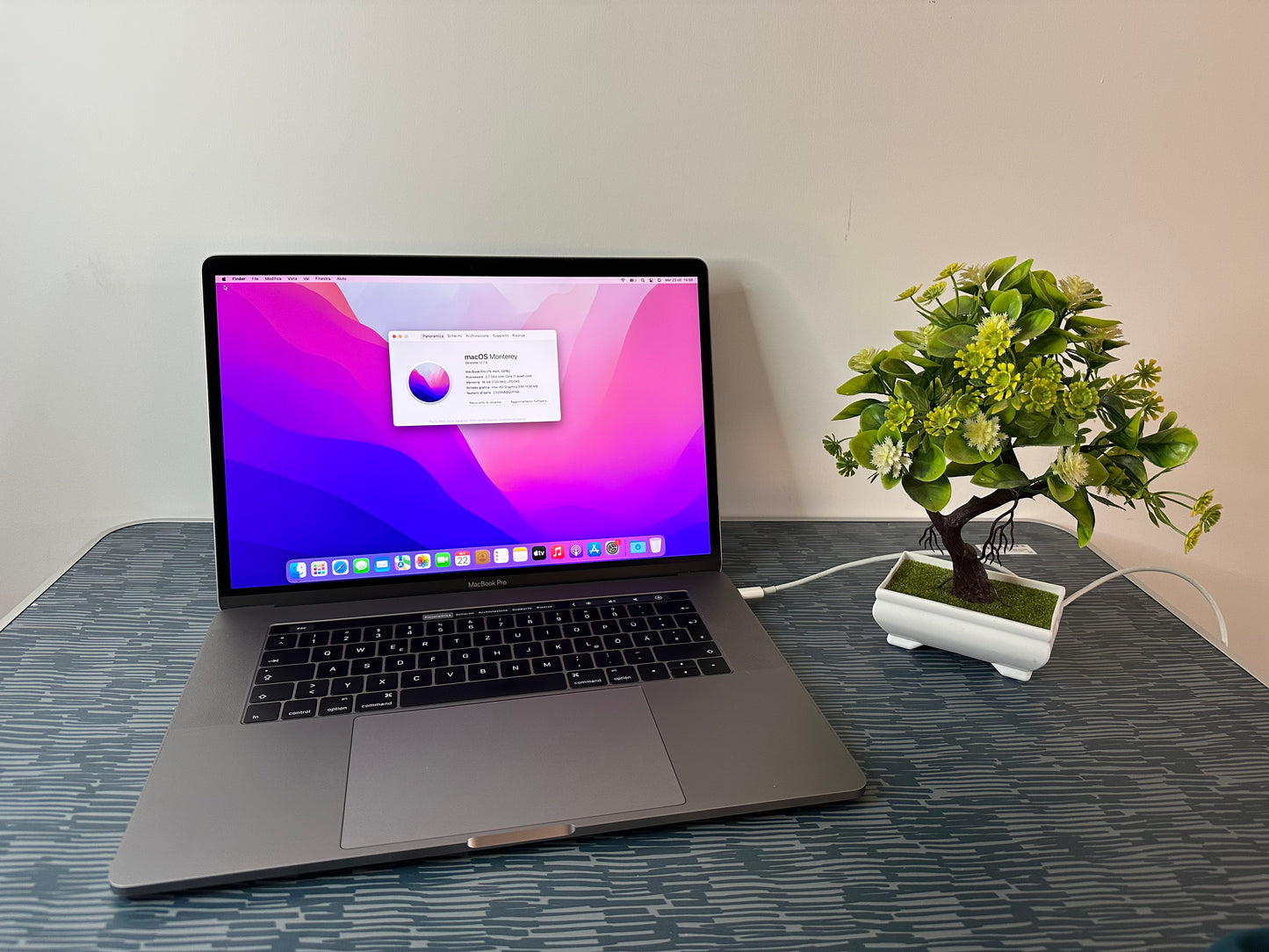 MacBook Pro (2016) [15,4", Touch Bar, Intel Core i7 2,6GHz, 16GB RAM, 512GB SSD, AMD Radeon Pro 455, macOS] grigio