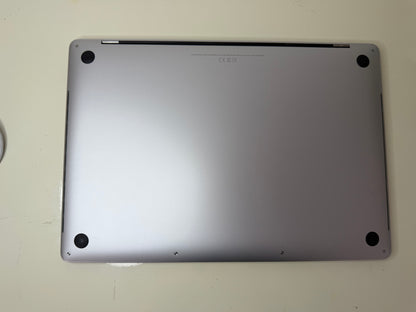 MacBook Pro (2019) [15,4", Intel Core i9 2,4GHz, 32GB RAM, 1TB SSD, Radeon Pro Vega 20, macOS] argento