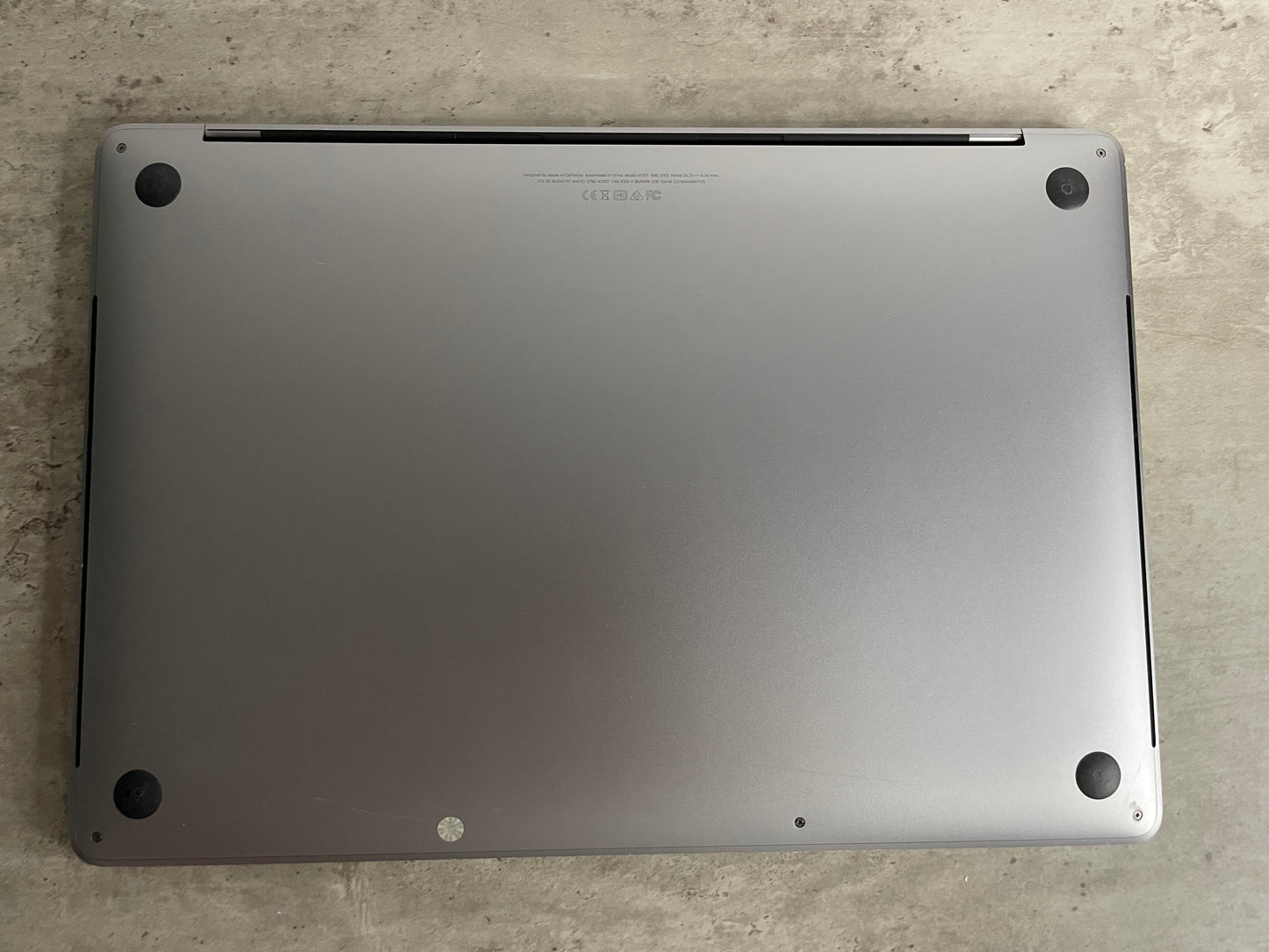 MacBook Pro (2017) [15,4", Touch Bar, Intel Core i7 2,8GHz, 16GB RAM, 256GB SSD, Intel HD Graphics 630 + AMD Radeon Pro 555, macOS] grigio