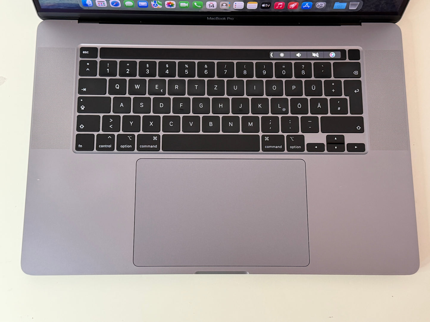 MacBook Pro (2019) [16", Touch Bar, Intel Core i9 4GHz, 32GB RAM, 2TB SSD, AMD Radeon Pro 5500M, macOS] grigio