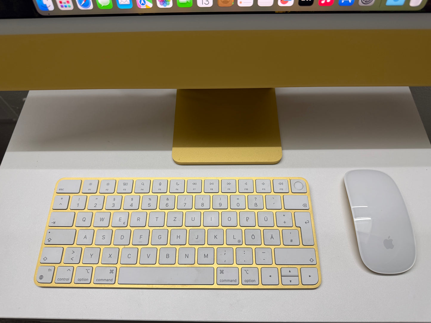 iMac (Mid 2021) [24", Apple M1 8 Core CPU, 8GB RAM, 265GB SSD, Apple 8 Core, macOS] giallo