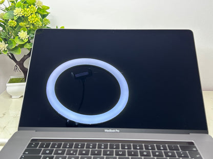 MacBook Pro (2019) [15,4", Touch Bar, Intel Core i9 2,4GHz, 32GB RAM, 512GB SSD, Intel UHD Graphics 630, Mac OS X] Grigio