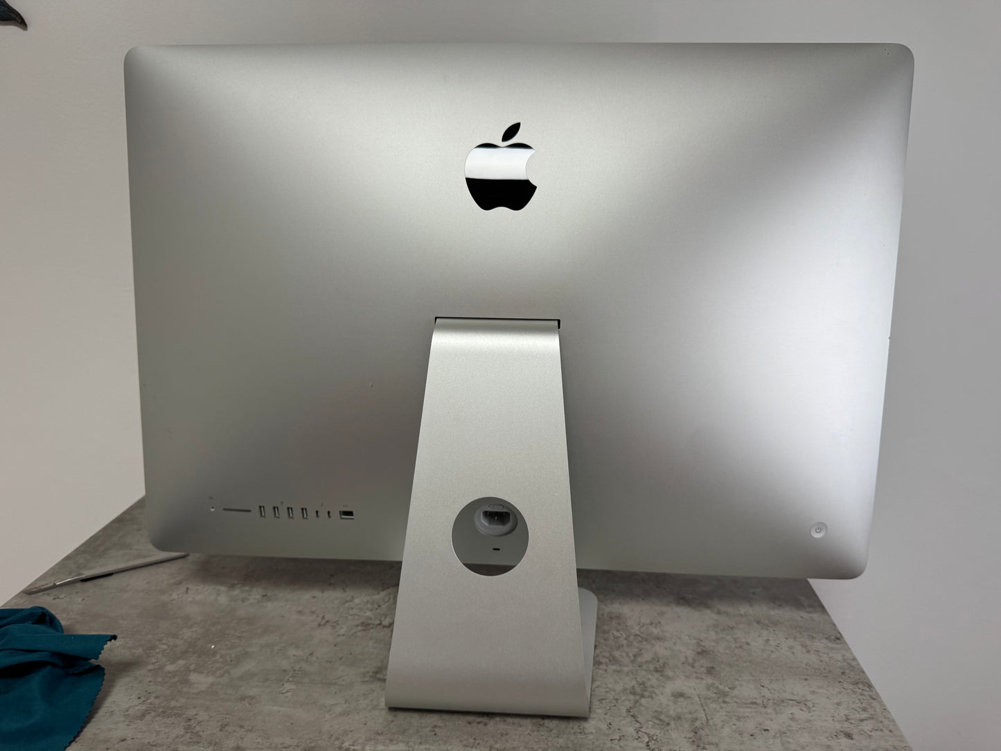 iMac (2017) [27", 5K Retina, Intel Core i5 3.8GHz, 64GB RAM, 2TB SSD, AMD Radeon PR0 580 8GB, macOS] argento