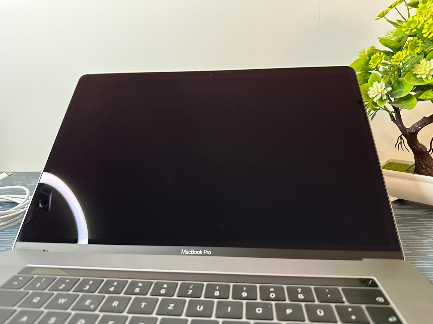 MacBook Pro (2019) [15,4", Touch Bar, Intel Core i7 2,6GHz, 16GB RAM, 256GB SSD, Intel UHD Graphics 630, AMD Radeon Pro 555X, macOS] grigio