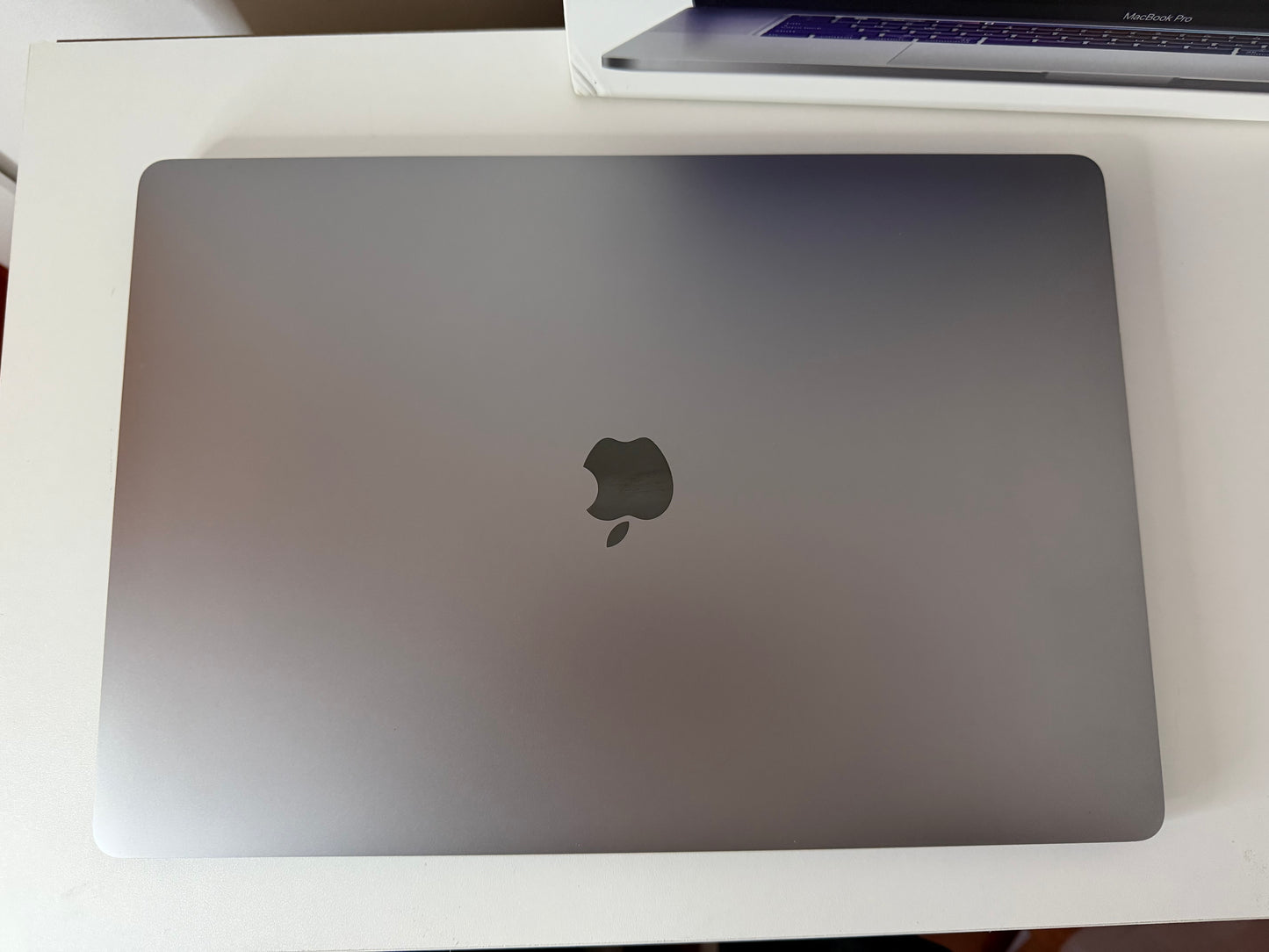MacBook Pro (2019) [16", Touch Bar, Intel Core i7 2,6GHz, 16GB RAM, 512GB SSD, Intel UHD Graphics 630 + AMD Radeon Pro 5300M, Mac OS] grigio
