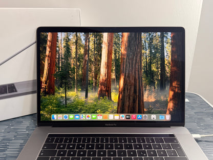 MacBook Pro (Mid 2018) [15,4", Touch Bar, Intel Core i7 2,2GHz, 16GB RAM, 512GB SSD, AMD Radeon Pro 555X, macOS] grigio